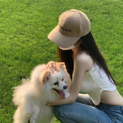 玻璃橱窗中的姑娘